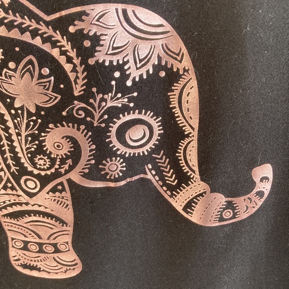 No Boundaries Black T Shirt Lucky Elephant India Inspired V Neck Ladies SZ 2XL - Picture 3 of 5